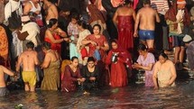 Inde: immense bain de foule dans le Gange pour une fête hindoue Inde: immense bain de foule dans le Gange pour une fête hindoue