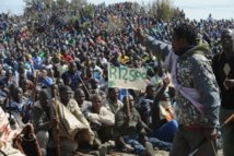 Afrique du Sud: plus de 30 morts dans l'assaut de la police contre des mineurs grévistes Afrique du Sud: plus de 30 morts dans l'assaut de la police contre des mineurs grévistes