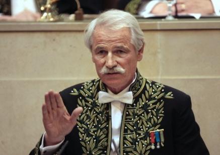 Le photographe Yann Arthus-Bertrand installé sous la Coupole Le photographe Yann Arthus-Bertrand installé sous la Coupole