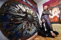 Une artiste ukrainienne présente des oeuvres réalisées avec des munitions