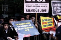 New York : Des milliers de Juifs orthodoxes manifestent contre Israël devant le siège de l'ONU New York : Des milliers de Juifs orthodoxes manifestent contre Israël devant le siège de l'ONU