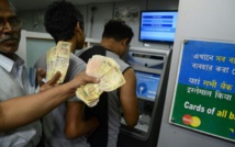 Inde: embauchez quelqu'un pour faire la queue devant la banque Inde: embauchez quelqu'un pour faire la queue devant la banque