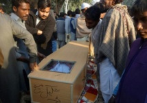 Liqueur de Noël à l'aftershave au Pakistan: 34 morts, Liqueur de Noël à l'aftershave au Pakistan: 34 morts,