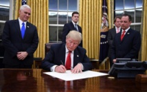 Trump s'installe à la Maison Blanche et signe son 1er décret Trump s'installe à la Maison Blanche et signe son 1er décret