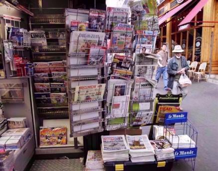 Un kiosque à journaux à Paris Un kiosque à journaux à Paris