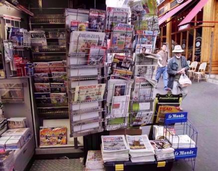 Un kiosque à journaux à Paris
