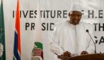 Gambie: le président Barrow rentre, une semaine après avoir prêté serment