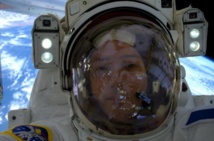 Selfie à l'appui, Thomas Pesquet montre qu'il n'est pas sur Terre Selfie à l'appui, Thomas Pesquet montre qu'il n'est pas sur Terre