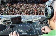 La Techno Parade de Paris fête ses dix ans avec la nouvelle génération "Tecktonik" La Techno Parade de Paris fête ses dix ans avec la nouvelle génération "Tecktonik"