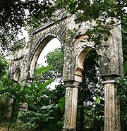 Bab Al Maghariba au Vietnam, trône au milieu de plantations Bab Al Maghariba au Vietnam, trône au milieu de plantations