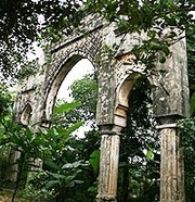 Bab Al Maghariba au Vietnam, trône au milieu de plantations