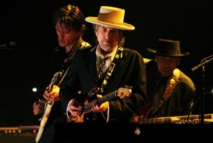 Nobélisé pour sa poésie, Bob Dylan chante celle des autres dans “Triplicate”