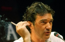 Antonio Banderas arrête de fumer après une crise cardiaque Antonio Banderas arrête de fumer après une crise cardiaque