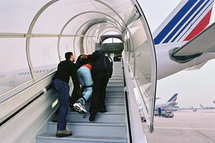 Trois philosophes interpellés à Roissy après l'expulsion d'un sans-papiers Trois philosophes interpellés à Roissy après l'expulsion d'un sans-papiers