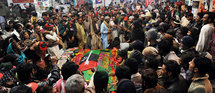 L'hommage des Pakistanais à Benazir Bhutto, un an après son assassinat L'hommage des Pakistanais à Benazir Bhutto, un an après son assassinat