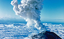 Trois volcans en éruption et un cyclone paralysent le Kamtchatka