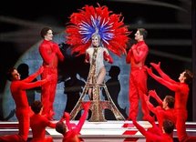 Lido, Moulin Rouge...: les plumes et le French Cancan ne connaissent pas la crise
