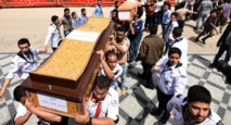 Etat d'urgence en Egypte qui enterre les victimes des attentats anti-Coptes 
