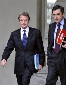 Kouchner contre-attaque et rejette les accusations de conflit d'intérêt Kouchner contre-attaque et rejette les accusations de conflit d'intérêt