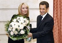 Sarkozy décore de la Légion d'honneur J.K. Rowling, auteure de Harry Potter