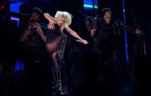 Lady Gaga, sensuelle et acrobate, offre son nouveau titre à Coachella