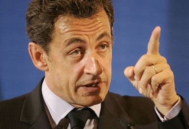 Sarkozy veut "sauver" le site Caterpillar, les quatre cadres libérés