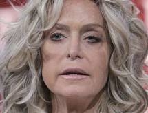 La drôle de dame Farrah Fawcett admise à l'hôpital à cause d'un cancer La drôle de dame Farrah Fawcett admise à l'hôpital à cause d'un cancer