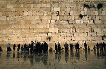 Jérusalem : des dizaines de milliers de fidèles juifs au mur des Lamentations