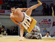 Japon : Le grand champion Hakuho lève le voile sur le bizutage dans le sumo