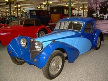 Le Musée national de l'automobile visité par Fillon, un passionné de bolides Le Musée national de l'automobile visité par Fillon, un passionné de bolides
