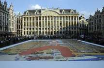 La fusée de Tintin sur la Grand place de Bruxelles