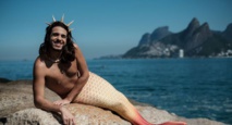Au Brésil, un homme-sirène barbu noie les préjugés dans la mer Au Brésil, un homme-sirène barbu noie les préjugés dans la mer