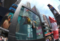 Climat: des artistes nagent dans un aquarium géant à Times Square Climat: des artistes nagent dans un aquarium géant à Times Square