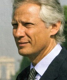 Villepin rend hommage à Sarkozy et aimerait se faire élire Villepin rend hommage à Sarkozy et aimerait se faire élire