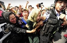 Des milliers de Hans dans les rues d'Urumqi pour se venger des Ouïghours