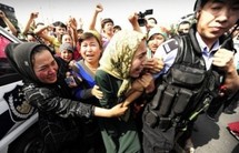Des milliers de Hans dans les rues d'Urumqi pour se venger des Ouïghours Des milliers de Hans dans les rues d'Urumqi pour se venger des Ouïghours