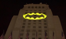 Décès Adam West: un faisceau lumineux "Batman" sur la mairie de Los Angeles Décès Adam West: un faisceau lumineux "Batman" sur la mairie de Los Angeles