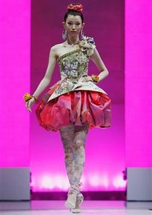 Modèle de la collection printemps-été 2009 de Christian Lacroix