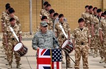 Le général américain Ray Odierno, lors d'une cérémonie marquant le retrait des troupes britanniques en Irak