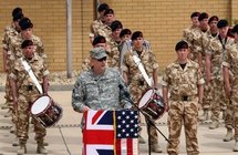 Le général américain Ray Odierno, lors d'une cérémonie marquant le retrait des troupes britanniques en Irak Le général américain Ray Odierno, lors d'une cérémonie marquant le retrait des troupes britanniques en Irak