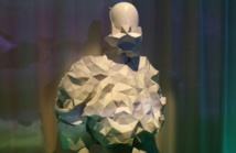 Robe en protéine de lait, manteau anti-surveillance: la "fashion tech" s'expose