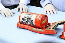 Les boîtes noires de l'A310 de la Yemenia arrivés lundi pour être examinées Les boîtes noires de l'A310 de la Yemenia arrivés lundi pour être examinées