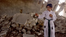 Nour, une petite Syrienne qui rêve de devenir "championne" de karaté