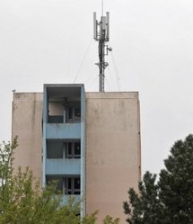 Antenne de téléphonie mobile installée sur le toit d'un immeuble
