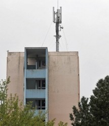 Antenne de téléphonie mobile installée sur le toit d'un immeuble Antenne de téléphonie mobile installée sur le toit d'un immeuble