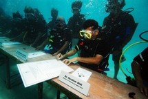 Les Maldives s'offrent la première réunion ministérielle sous la mer Les Maldives s'offrent la première réunion ministérielle sous la mer