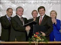 Edouard Nalbandian (2eG) et turque Ahmet Davutoglu Edouard Nalbandian (2eG) et turque Ahmet Davutoglu