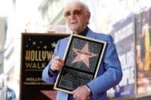 Charles Aznavour, à 93 ans, obtient une étoile à Hollywood Charles Aznavour, à 93 ans, obtient une étoile à Hollywood