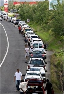 Longues files d'attente devant les stations-service en Guadeloupe