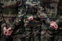Un soldat de "Sentinelle" attaqué dans le métro parisien Un soldat de "Sentinelle" attaqué dans le métro parisien
